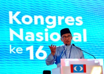 ANWAR Ibrahim berucap dalam ucapan dasar ketika Kongres Nasional PKR Ke-16 di Pusat Konvensyen Ideal (IDCC) di Shah Alam, Selangor, hari ini. - UTUSAN/ZULFADHLI ZAKI