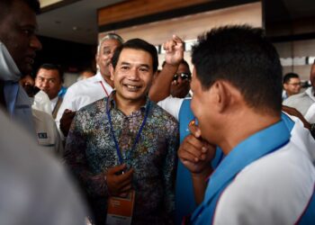 RAFIZI Ramli beramah mesra dengan ahli perwakilan sewaktu Kongres Nasional Keadilan Ke-16 di IDCC Shah Alam, Selangor. -  UTUSAN/ZULFADHLI ZAKI