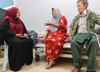 HARYATY Hamdzah (kiri) berbual bersama Hamidah Halil (tengah) dan Sawi Basri ketika melawat pasangan warga emas itu di kediaman mereka di Taman Kota Laksamana, Melaka. - UTUSAN/MUHAMMAD SHAHIZAM TAZALI