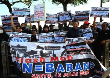SALAHUDDIN Ayub mengadakan perhimpunan aman Bantahan Kenaikan Harga Barang di Kampung Pasir, Johor Bahru. - UTUSAN/RAJA JAAFAR ALI