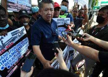 SALAHUDDIN Ayub mengadakan sidang akhbar pada perhimpunan aman Bantahan Kenaikan Harga Barang di Kampung Pasir, Johor Bahru. - UTUSAN/RAJA JAAFAR ALI