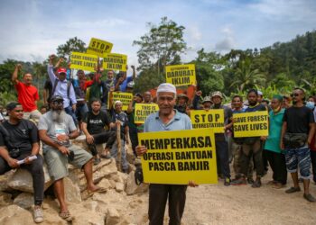 PENDUDUK Kampung Bukit Iboi, Che Mee Abdullah, 67, menyertai himpunan bersama 36 NGO yang menuntut pemberhentian projek Ladang Durian Gunung Inas di Kupang, Baling. - UTUSAN/SHAHIR NOORDIN