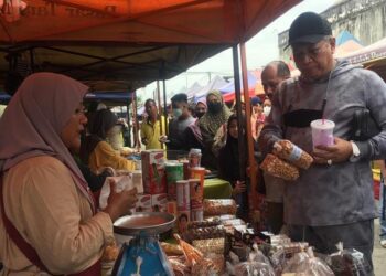 ANNUAR Musa (kanan) beramah mesra dengan peniaga semasa mengadakan tinjauan harga di Pasar Ketereh, Kelantan, hari ini. - UTUSAN/ROSMIZAN RESDI