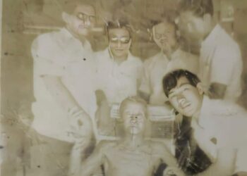 GAMBAR bapa Zulkifli Mohamad Al-Bakri (kanan) dirakam ketika menziarahi Mat Kilau sekitar Disember 1969.