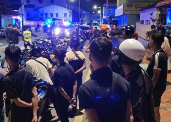 ANTARA penunggang motosikal yang ditahan kerana merempit dalam Op Samseng Jalanan di Jalan Pegawai, Alor Setar hari ini.