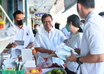 MOHD. Shafie Apdal (dua kiri) beramah mesra dengan pelanggan di Pasar Foh Sang di Kota Kinabalu hari ini.