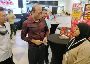 AZMAN Mohd. Yusof (tengah) bersama Norolazali Sulaiman (kiri) melawat pameran francaisor yang turut serta dalam siri Program Jelajah Francais Bay (PJFB) 2022 bagi Zon Timur di Kuantan, Pahang. - UTUSAN/ DIANA SURYA ABD WAHAB