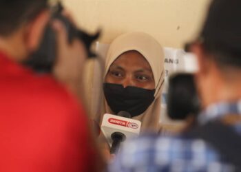 ROHAYA Hassan (tengah) lega selepas keadaaan anak bongsunya yang sudah pulih selepas 'termakan' dadah dalam kejadian di Kuala Krai, Kelantan bulan lalu.