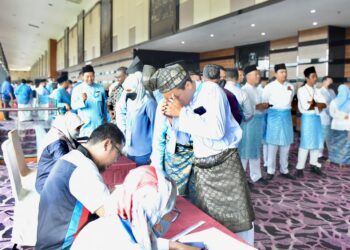 ANGGOTA PKR terdiri daripada perwakilan dan pemerhati memenuhi pekarangan Pusat Konvensyen Ideal (IDCC) bagi menghadiri hari ke dua Konvensyen Nasional PKR Ke-16 di Shah Alam, Selangor, hari ini. - UTUSAN/ZULFADHLI ZAKI