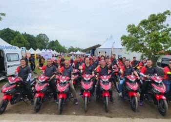 JIM KHOR (empat dari kiri) bersama ahli Kelab Keluarga Besar Yamaha LC1010 pada Karnival Belia Dan Sukan 2022 Negeri Pahang di Padang Kemunting di Kuantan, Pahang.