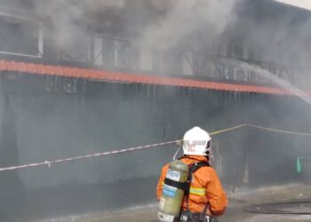 ANGGOTA bomba memadam kebakaran kali kedua yang berlaku di sebuah pusat karaoke di Jalan Putra, Mergong di Alor Setar.