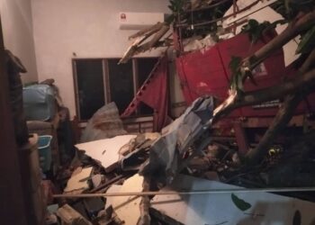 SEBUAH treler membawa muatan besi guna semula menggelongsor dan menyebabkan bahagian belakangnya merempuh sebuah rumah di Jalan Peringkat 4, Kampung Felda Sendayan, Seremban. - GAMBAR/IHSAN POLIS