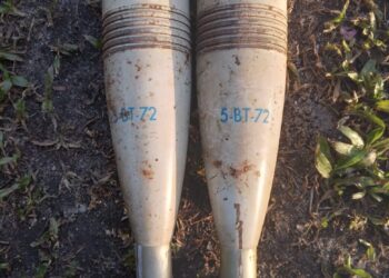 DUA butir bom mortar yang ditemukan dalam sebuah stor di Kampung Tersusun Muhibbah, Malim Nawar, Kampar semalam. - UTUSAN/IHSAN PDRM