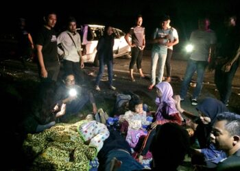 SEBAHAGIAN mangsa yang terselamat dalam kemalangan membabitkan empat kenderaan di di Kilometer 425.9,  LPT 2 berhampiran susur keluar Kuala Terengganu, malam semalam. - UTUSAN/TENGKU DANISH BAHRI TENGKU YUSOFF