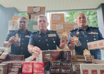 MOHD. Nasir Deraman (tengah) bersama anggota JDKRM Kelantan menunjukkan sebahagian rokok seludup yang dirampas dalam serbuan di Kota Bharu, Kelantan. -UTUSAN/YATIMIN ABDULLAH