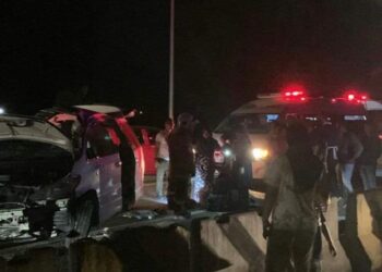 MPV Toyota Estima yang dinaiki tiga beranak rosak teruk yang terlibat dalam kemalangan di Lebuh Raya Perol, di sini malam tadi.-IHSAN PEMBACA