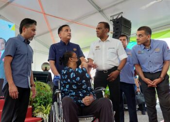 M. SARAVANAN dan Reezal Merican Naina Merican bersama salah seorang penerima faedah pencen penakat daripada Perkeso pada Karnival Kerjaya Jamin Kerja Keluarga Malaysia 2022 di ILP Kepala Batas, Pulau Pinang hari ini.