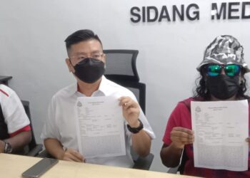 SURI rumah (kanan) bersama Teoh Yee Chern (tengah) dan G Thinagaran menunjukkan laporan polis pada sidang akhbar di Pusat Khidmat ADUN Astaka dan Parlimen Beruas di Sitiawan hari ini. - UTUSAN/SHAMSUL KAMAL AMARUDIN