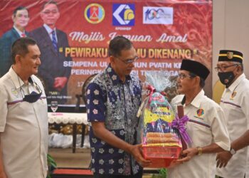 ROSOL Wahid (dua kiri) menyampaikan hamper kepada ahli PVATM Terengganu pada majlis perjumpaan persatuan di Kuala Terengganu, hari ini. - UTUSAN/PUQTRA HAIRY ROSLI