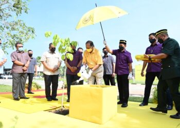 SULTAN Sallehuddin Sultan Badlishah menanam pokok Merbau sempena Sambutan Hari Hutan Antarabangsa 2022 peringkat Kedah di Tasik Darulaman, Jitra di Kubang Pasu.
