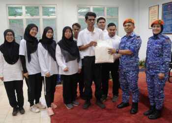 KETUA Bahagian Operasi, Latihan dan Angkatan APM Melaka, Kapt. (PA) Aljibin Suddin (dua dari kanan) menyampaikan cenderahati kepada kumpulan Azwan Omar (lima dari kiri) pada Majlis Penutup Kursus Asas Pertahanan Awam Siri 2/2022 di Ayer Keroh, Melaka. - UTUSAN/RASUL AZLI SAMAD