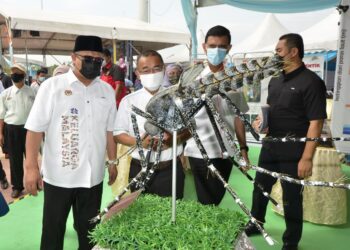 NOOR Azmi Ghazali (dua dari kiri) melawat pameran pada Sambutan Hari Malaria Peringkat Kebangsaan di Meru Raya, Ipoh hari ini. - UTUSAN/ZULFACHRI ZULKIFLI