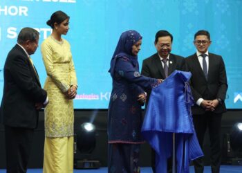 RAJA Zarith Sofiah berkenan menghadiri Majlis Santapan Diraja UTM di Persada Johor, Johor Bahru.