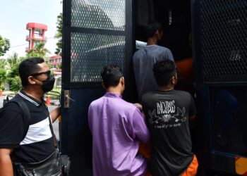 GURU KAFA (tengah) yang didakwa mencederakan seorang murid di sebuah sekolah rendah di Marang dibebaskan dengan jaminan polis hari ini.