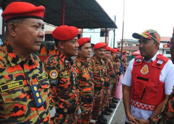 MOHD. Jafni Md Syukor (dua dari kanan) beramah mesra dengan ketua-ketua balai sambil diperhatikan Yahaya Madis di Balai Bomba dan Penyelamat Larkin, Johor Bahru. - UTUSAN/RAJA JAAFAR ALI
