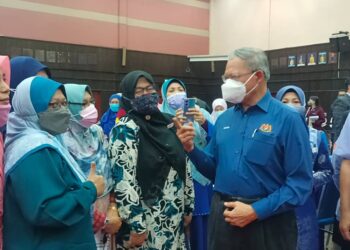 MUSTAPA Mohamed (dua kanan) beramah mesra dengan peserta seminar di Dewan Kampus USM Kubang Kerian, Kota Bharu, Kelantan. - UTUSAN/ROHANA MOHD. NAWI