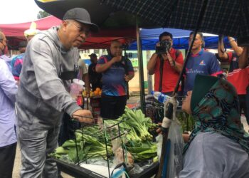 ANNUAR Musa semasa turun padang meninjau keadaan peniaga di Pasar Ketereh, Kota Bharu, Kelantan. - UTUSAN/RESMIZAN RESDI