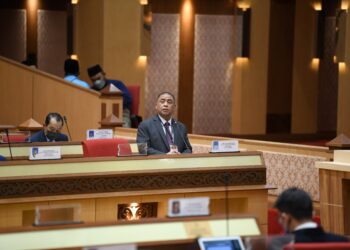 SAARANI Mohamad ketika membentangkan RUU Sumber Air pada sidang DUN Perak di Ipoh hari ini. - UTUSAN/URUSETIA DEWAN NEGERI PERAK