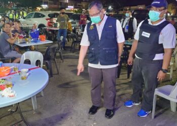DR. AMAN Rabu (dua kanan) menunjukkan puntung rokok yang bersepah di sebuah premis makanan di Johor Bahru, semalam.