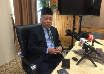 AZAMI Mohd. Nor semasa ditemui pemberita di pejabatnya di Kota Darulnaim, Kota Bharu, Kelantan hari ini. - UTUSAN/ROSMIZAN RESDI