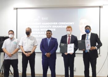 K. RAVEN Kumar (tengah) menghadiri majlis menandatangani perjanjian antara EduCity Iskandar Malaysia dan Skye Renewables Malaysia di Hab EduCity, Iskandar Puteri.