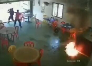 TANGKAP layar rakaman kamera litar tertutup menyaksikan suspek membakar kaunter bayaran sebuah kedai makan di Bukit Serdang di Rompin, Pahang.