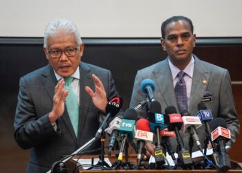 HAMZAH Zainuddin bersama M. Saravanan mengadakan sidang akhbar bersama di Bukit Aman, hari ini.