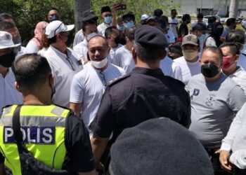 PESERTA Solidariti Anak Sabah berbincang dengan pihak polis bagi memohon kebenaran berarak di luar pekarangan DUN Sabah di Kota Kinabalu hari ini
