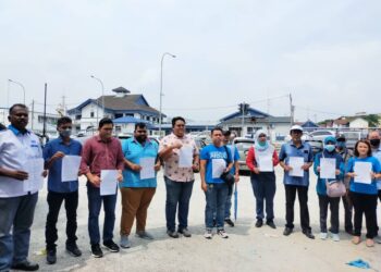 ENAM Cabang PKR Perak yang membuat laporan polis terhadap Najib Tun Razak di IPD Ipoh hari ini. - UTUSAN/ASLIZA MUSA