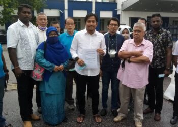 MUHAMMAD Kamil (tiga dari kanan) bersama Mohd. Najwan Halimi (tengah) menunjukkan kenyataan berhubung pendirian mereka yang hendak diserahkan kepada pihak polis di IPD Shah Alam, Shah Alam, Selangor, hari ini. - UTUSAN/ MOHAMAD NAUFAL MOHAMAD IDRIS