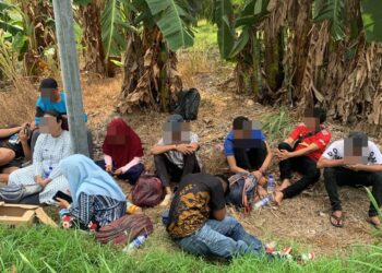 SERAMAI 21 asing yang dicekup polis dekat Jalan Pinang, Sungai Yu di Kuala Selangor, Selangor, semalam.