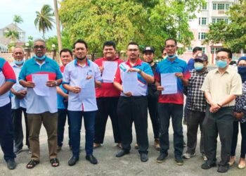 AMAR Abd. Jalil (empat dari kiri) bersama pimpinan wanita dan pimpinan PKR Cabang Kangar menunjukkan salinan laporan polis terhadap Datuk Seri Najib Tun Razak di Kangar, Perlis hari ini.- UTUSAN
