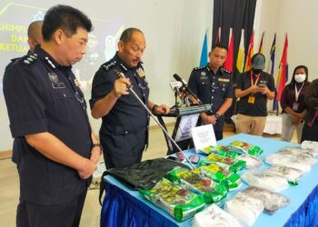 MIOR Faridalathrash Wahid (dua dari kiri) menunjukkan dadah jenis heroin dan methamphetamine yang dirampas dalam serbuan di daerah Manjung pada Isnin lalu. - UTUSAN
