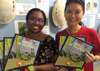 DR. Chen Pelf Nyok (kanan) dan Loretta Shepherd menunjukkan buku bertajuk 'Turtles Of Malaysia - Tuntung, Kura-kura dan Labi-labi Malaysia' di Kemaman, Terengganu hari ini. - UTUSAN/NIK NUR IZZATUL HAZWANI NIK ADNAN