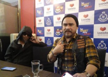 AWIE (kanan) dan Saiful Apek (kiri) berkongsi pengalaman dalam Program Jelajah Semenanjung Malaysia Sempena Kempen Anti Scam Polis Diraja Malaysia (PDRM) di Hotel Brasmana, Perlis hari ini. -UTUSAN/ASYRAF MUHAMMAD