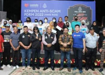 BADERULHISHAM Baharudin (lima dari kanan) bergambar bersama Awie (empat dari kanan) dan Saiful Apek (lima dari kiri) sewaktu Kempen Anti-Scam PDRM di Hotel Brasmana, Perlis hari ini. -UTUSAN/ASYRAF MUHAMMAD