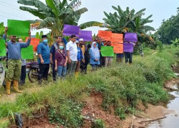 MOHAMAD Ali Mohamad bersama pekebun kecil meninjau Sungai Batu yang teruk tercemar di Kampung Paya Rumput Jaya, Tangga Batu, Melaka. - UTUSAN/AMRAN MULUP