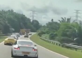 SALAH sebuah kereta yang dipandu secara berbahaya di Kilometer 42, Jalan Sungai Rengit-Kota Tinggi.
