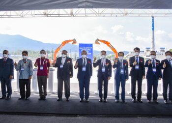 AMINUDDIN Harun (lima dari kiri) bersama Lee Chi Beom (empat dari kanan) dan Yoon Ho Choi (lima dari kanan) pada Majlis Pelancaran Pecah Tanah Fasa 2 Kilang Samsung SDIEM di Seremban hari ini.