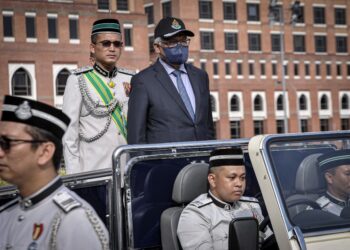 HAMZAH Zainudin menyempurnakan sambutan Hari Imigresen Tahun 2022 di Putrajaya. - UTUSAN/FAIZ ALIF AHMAD ZUBIR